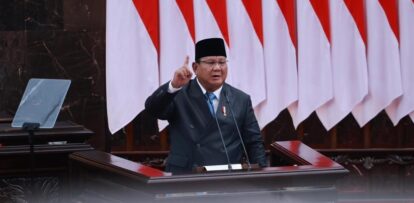 Presiden Prabowo Subianto berpidato di atas mimbar dengan menunjuk satu jari.